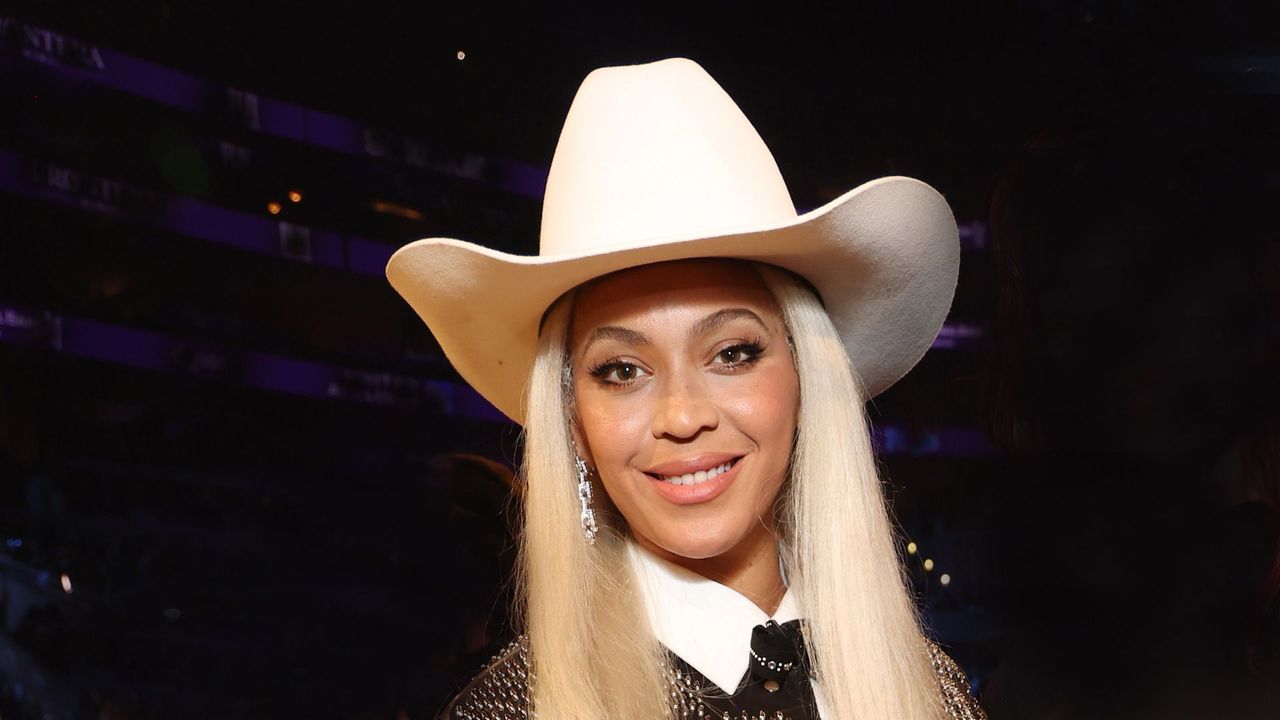 Black Twitter TURNS On Beyonce … For Not Featuring Black Country ...